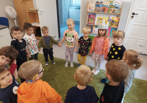 Dzieci stoją w kole