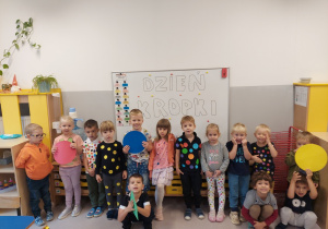 Dzieci z napisem ,,Dzień Kropki"