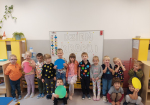 Dzieci pozują do zdjęcia