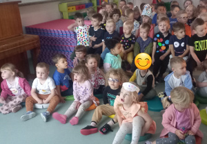 Dzieci oglądają bajkę