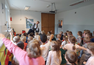 Dzieci tańczą w rytm muzyki