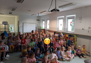 Dzieci słuchają wykładu o instrumentach perkusyjnych