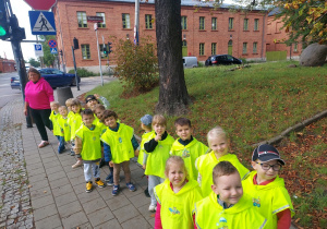 Dzieci patrzą na jadące samochody