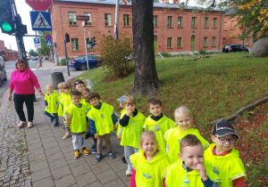 Dzieci słuchają o zasadach panujących na drodze