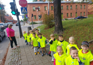 Dzieci oglądają znaki drogowe