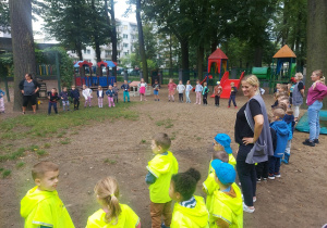 Dzieci trzymają się za ręce