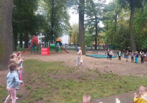 Dzieci podczas zabaw tanecznych