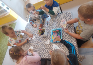 Dzieci kolorują postacie, motylki, litey i kwiatki