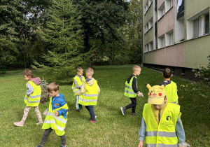 Dzieci poszukują śmieci do sprzątnięcia