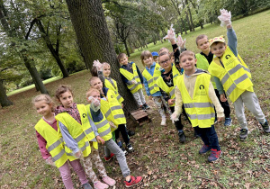 Grupowe zdjęcie dzieci w parku