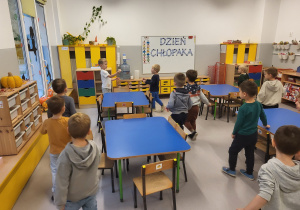 Chłopcy szukają upominku w sali