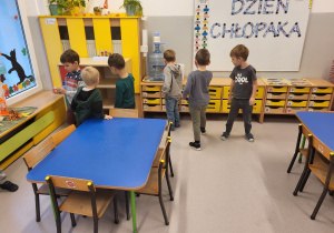 Chłopcy szukają upominku w sali