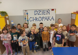 Zdjęcie grupowe pod napisem ,,Dzień chłopaka''