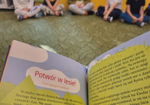 Książka, w tle dzieci