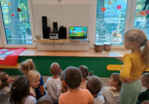Dzieci oglądają bajkę