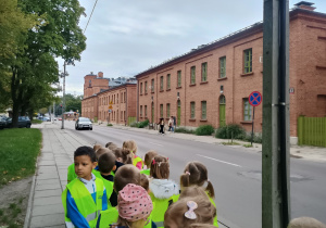 Dzieci obserwują ruch uliczny