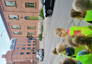 Dzieci obserwują ruch uliczny