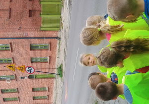 Dzieci poznają znaki drogowe w najbliższej okolicy