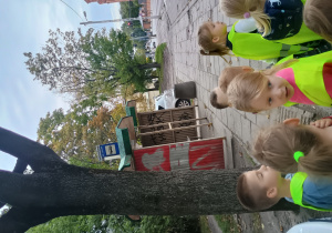 Dzieci poznają znaki drogowe w najbliższej okolicy