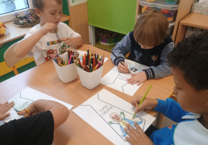 Chłopcy wykonują papierowe krawaty