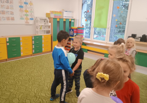 Dzieci tańczą z balonami