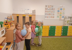 Dzieci tańczą z balonami