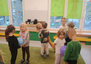 Dzieci tańczą z balonami