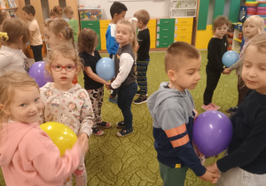 Dzieci tańczą z balonami