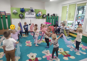 Dzieci tańczą z chustami