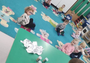 Dzieci przyglądają się wykonywanemu ekserymentowi