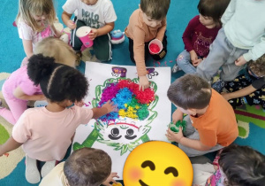 Dzieci ozdabiają pracę plastyczną - ,,Potworek Emocji"