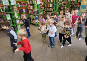 Dzieci skradają się