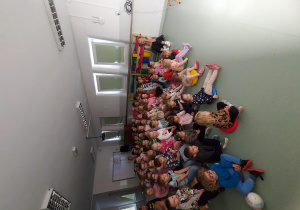 Dzieci uważnie oglądają przedstawienie