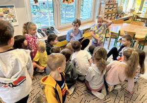 Dzieci słuchają opowiadania