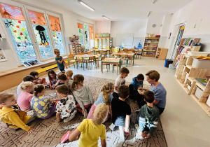 Dzieci wykonują zadanie w grupach