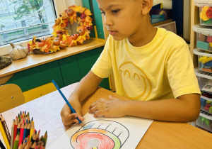 CHłopiec maluje obrazek