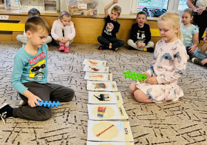 Dzieci grają w grę