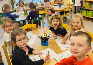 Dzieci kolorują rysunek