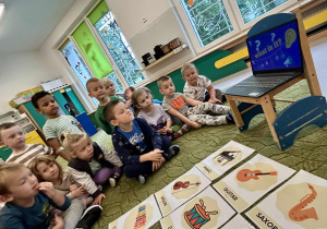 Dzieci oglądają film