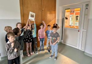 Dzieci pokazują obrazek