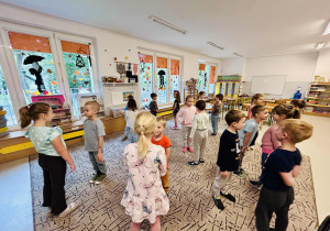 Dzieci tańczą w parach