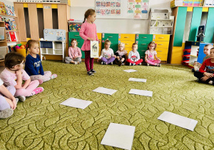 Dziewczynka pokazuje obrazek