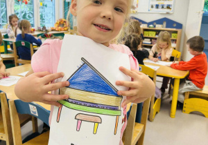 Dziewczynka pokazuje obrazek