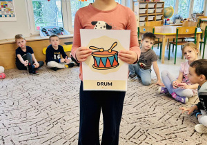 Dziewczynka trzyma obrazek