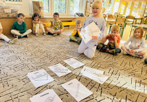 Dziewczynka wybiera obrazek