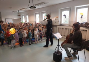 Dzieci słuchają jesiennej bajki