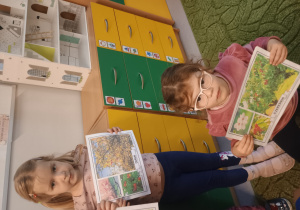 Dziewczynki prezentują zdjęcia drzew