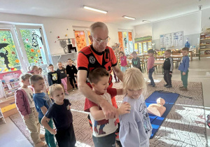 Dzieci ustawiają się do pociągu
