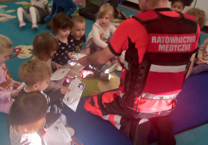 Dzieci otrzymują certyfikat małego ratownika