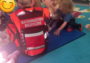 Dzieci przybijają piątkę z ratownikiem